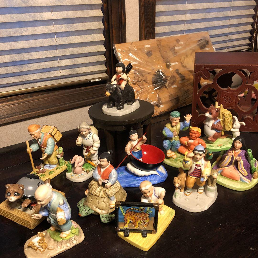 素敵な12のおとぎ話の置物　磁器　海外の方にも　一つ一つが細かい　セットのみ