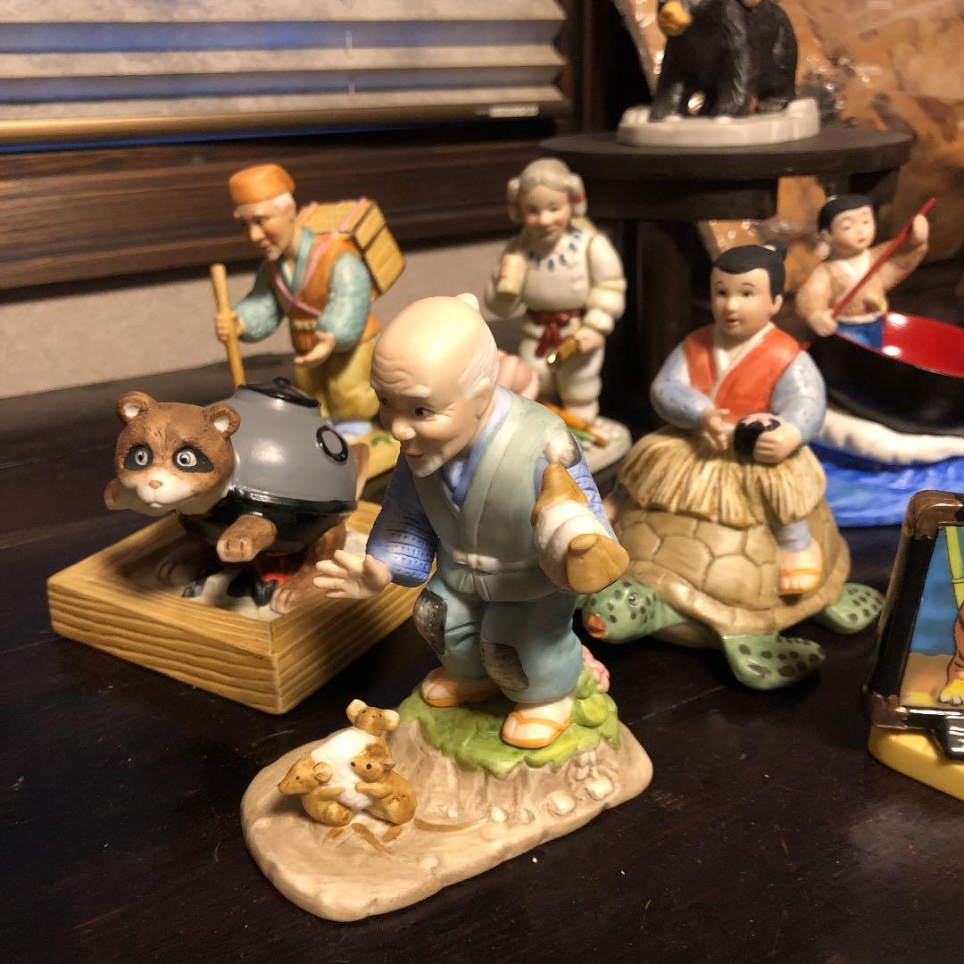 素敵な12のおとぎ話の置物　磁器　海外の方にも　一つ一つが細かい　セットのみ