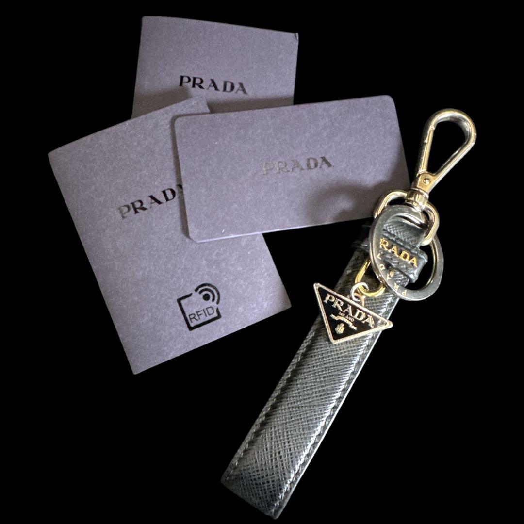 現行　付属品完備　プラダ キーホルダー サフィアーノレザー キーリング　黒