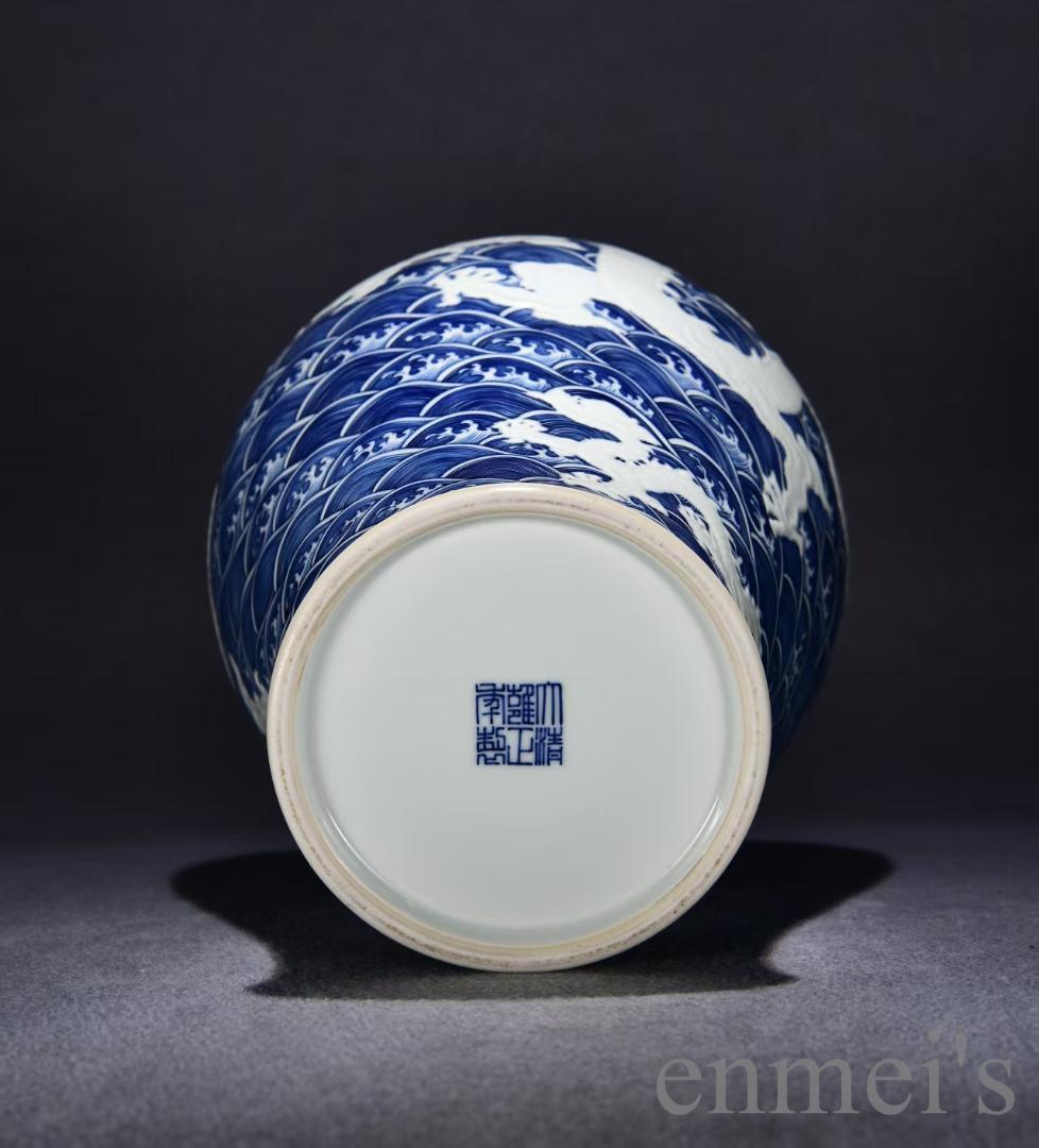 中国古美術・大清雍正款・青花海水彫刻蒼龍教子図梅瓶・花瓶・茶道具・陶磁器・青花磁