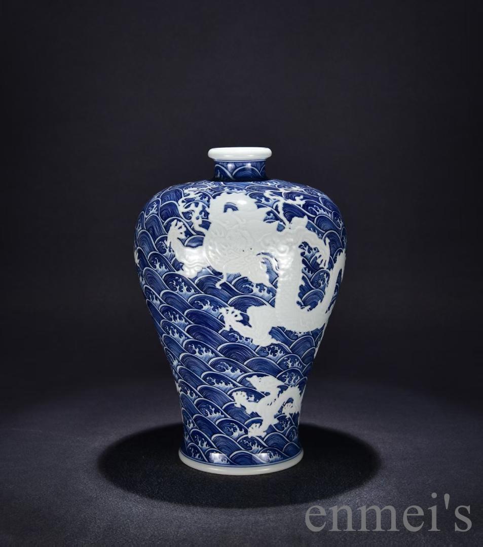 中国古美術・大清雍正款・青花海水彫刻蒼龍教子図梅瓶・花瓶・茶道具・陶磁器・青花磁