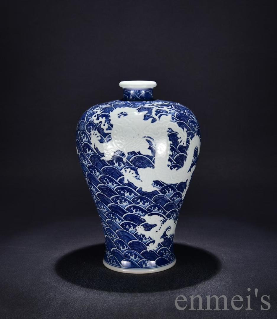 中国古美術・大清雍正款・青花海水彫刻蒼龍教子図梅瓶・花瓶・茶道具・陶磁器・青花磁