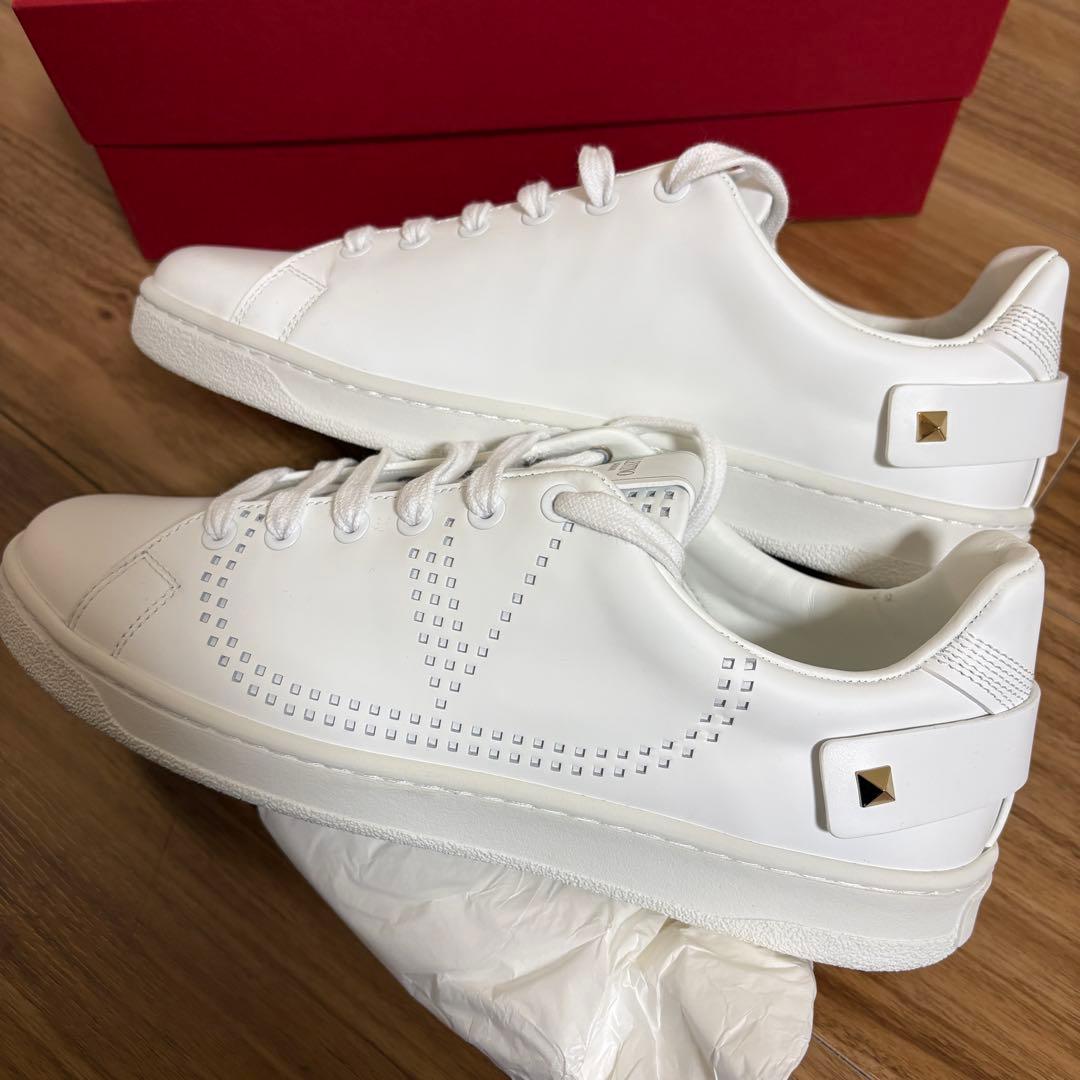 ヴァレンティノ ガラヴァーニ レザー パンチング ロゴ スニーカー