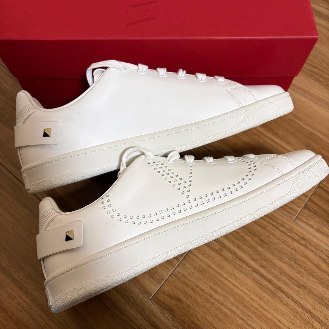 ヴァレンティノ ガラヴァーニ レザー パンチング ロゴ スニーカー