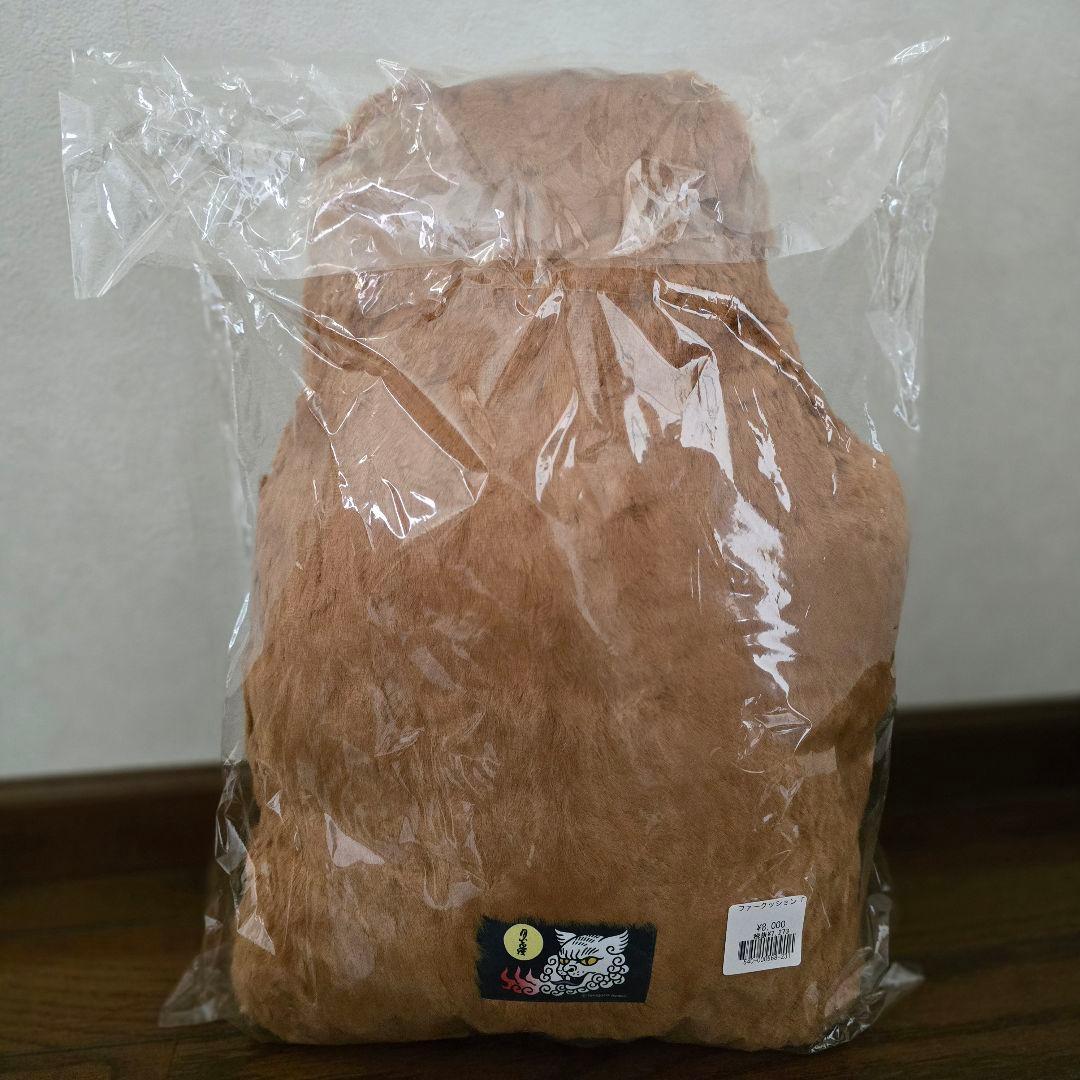 石黒亜矢子 　茶色の猫の毛をむしり取って作ったクッション