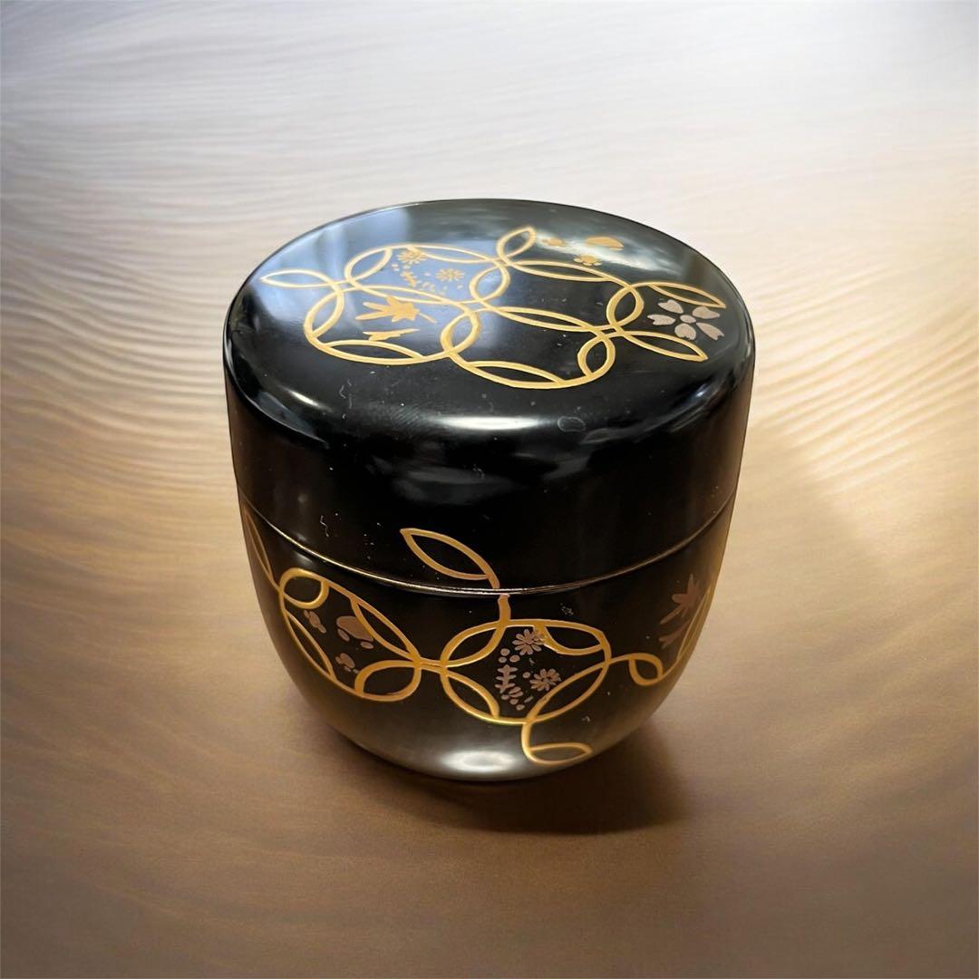 漆塗りの棗 金色花模様