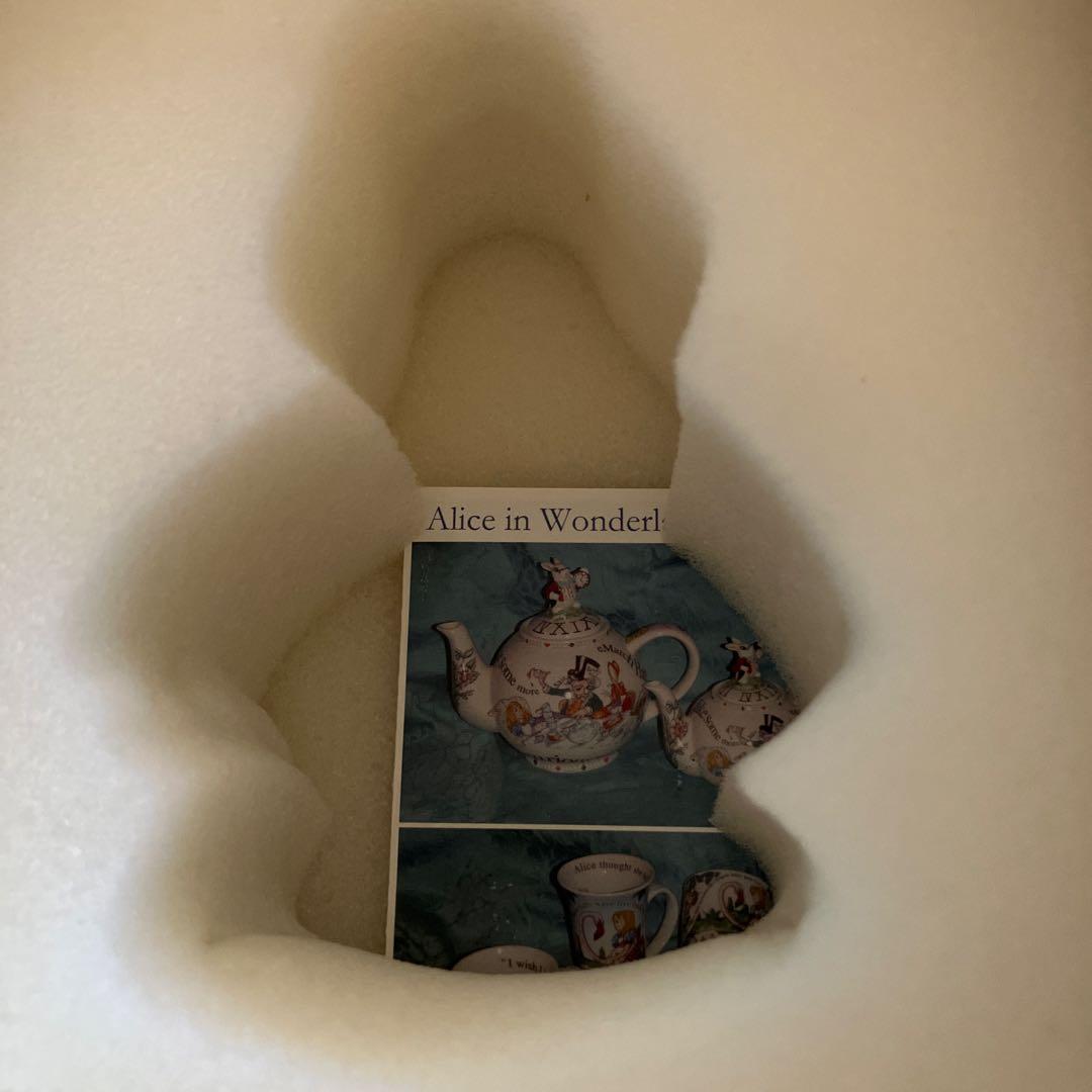 イギリス　陶器　不思議の国のアリス　フィギュリン　Cardew　Beswick