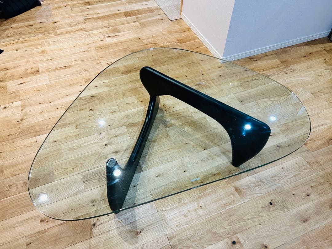 トライアングル型ガラステーブル