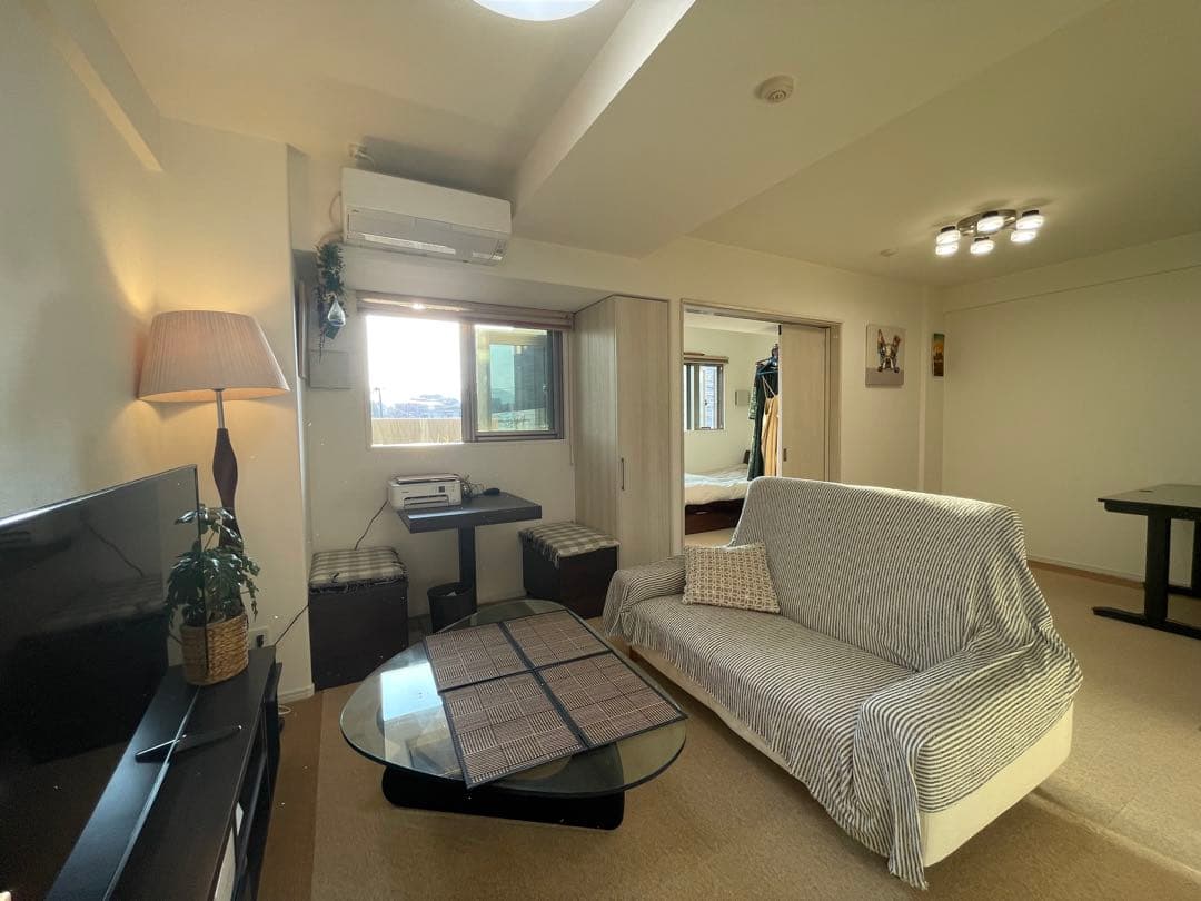 トライアングル型ガラステーブル