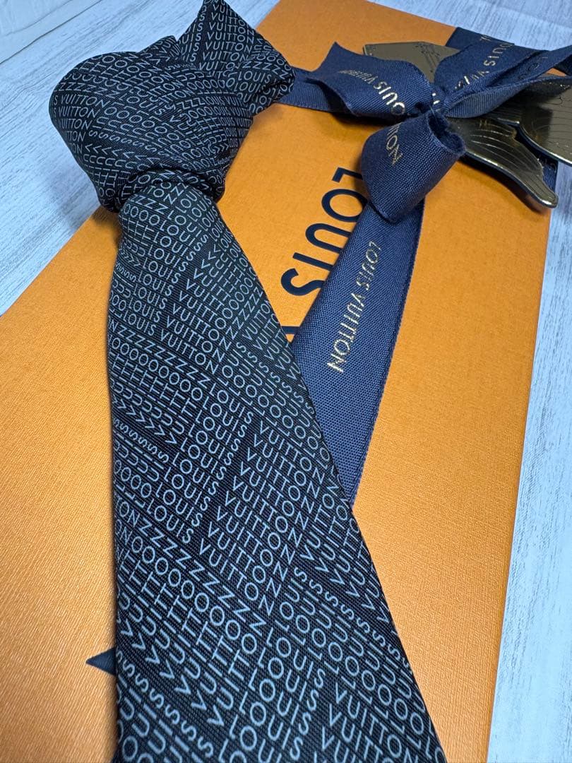 最終値下極美品 LOUIS VUITTON ルイヴィトンネクタイ ロゴグラム 黒