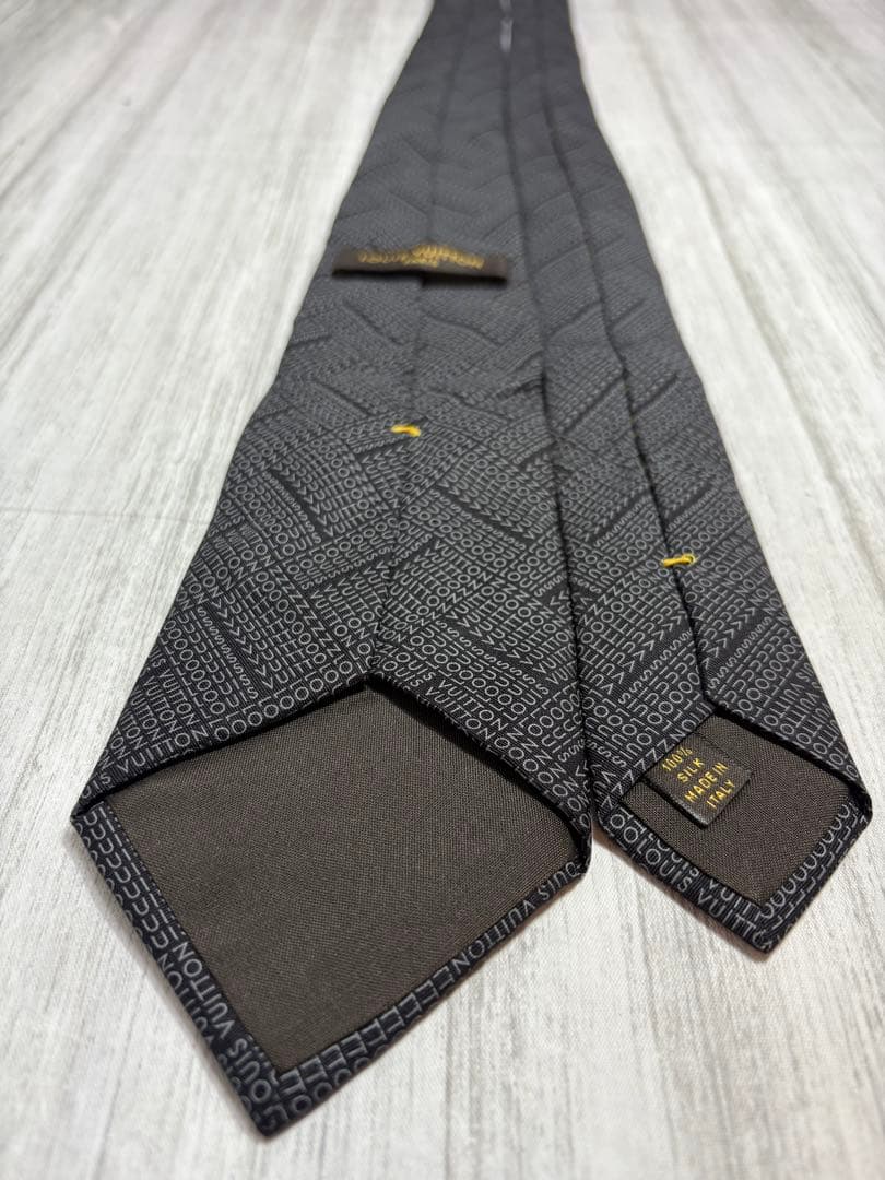 最終値下極美品 LOUIS VUITTON ルイヴィトンネクタイ ロゴグラム 黒