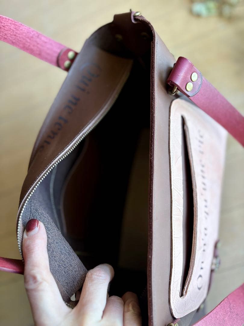 牛革ココアブラウン、ローズ型押しピンクの大き目トートバッグ