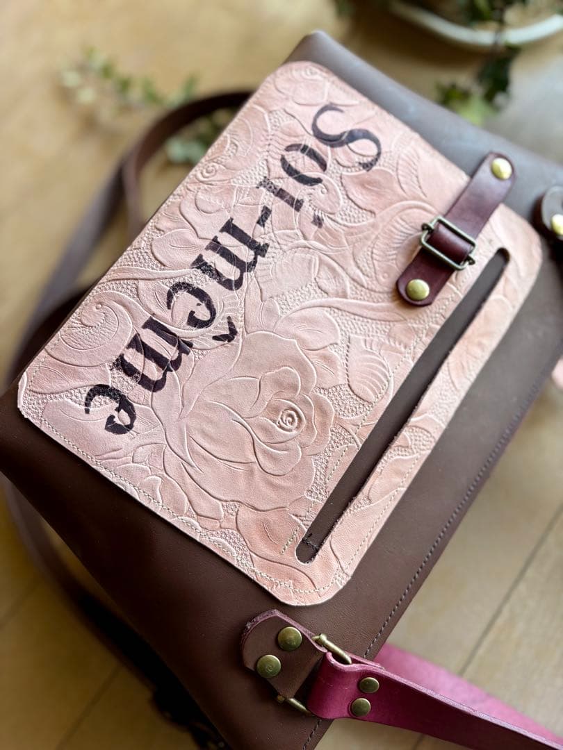 牛革ココアブラウン、ローズ型押しピンクの大き目トートバッグ