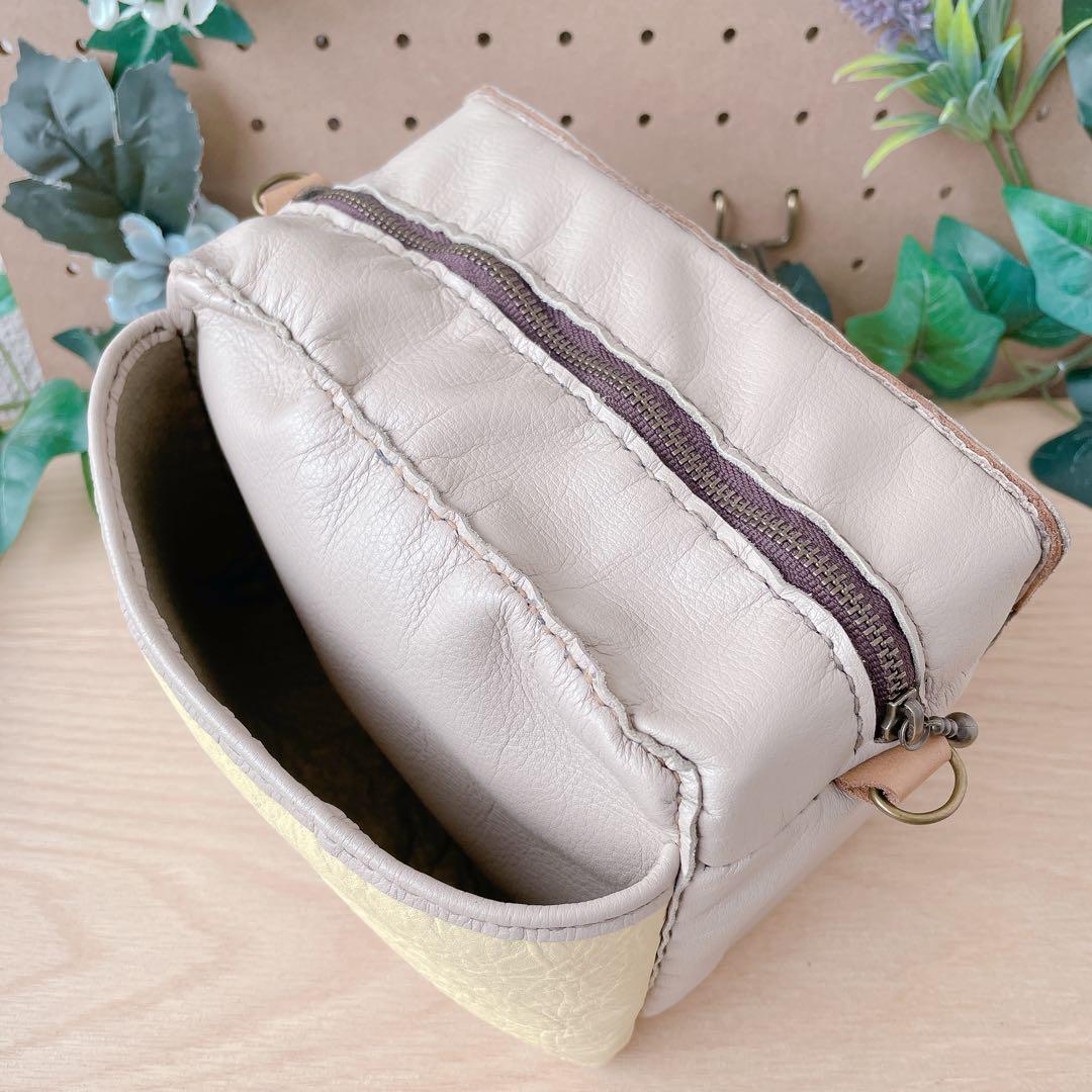 四角い豚のミニバッグ　本革　手縫い　ジト目