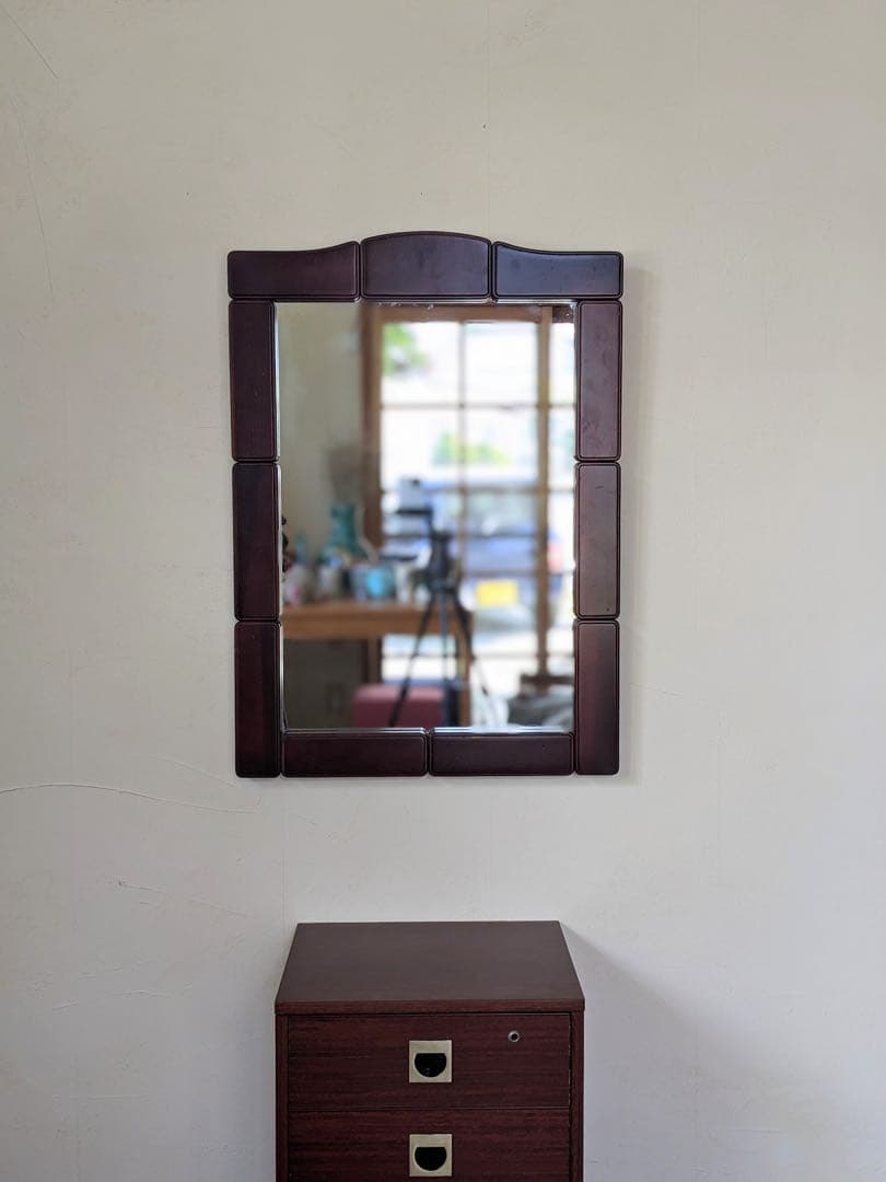 ダークブラウンのデザインミラー 壁掛け鏡