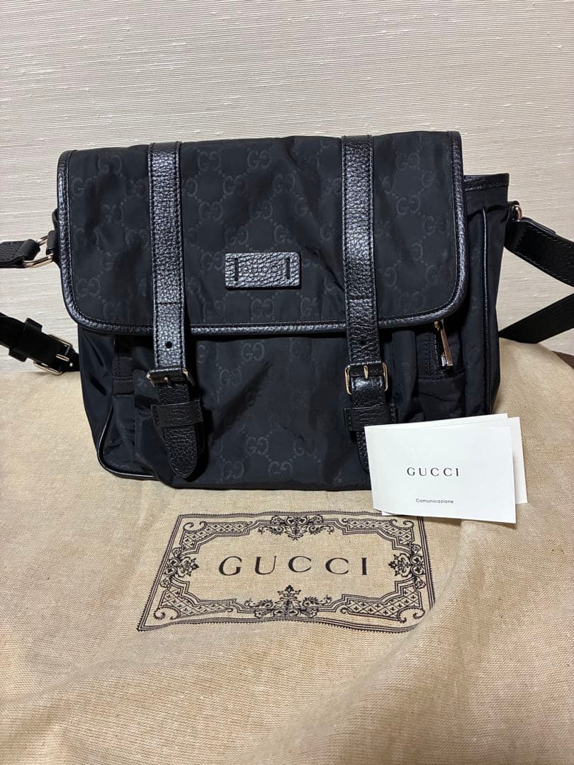 ぽむみ 美品　GUCCI ナイロンメッセンジャーバッグ　ブラック