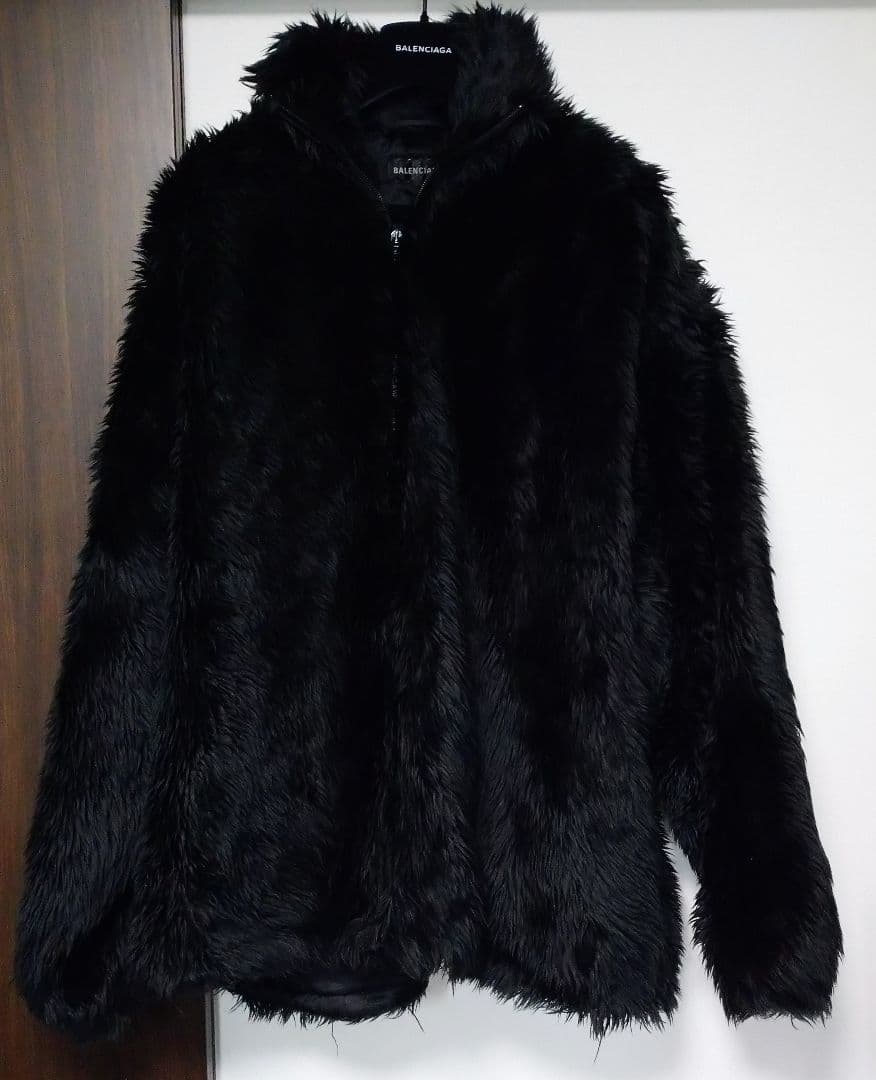 【値下げ】新品同様 バレンシアガ ファージャケット 中綿入り ロゴタブ付き 黒