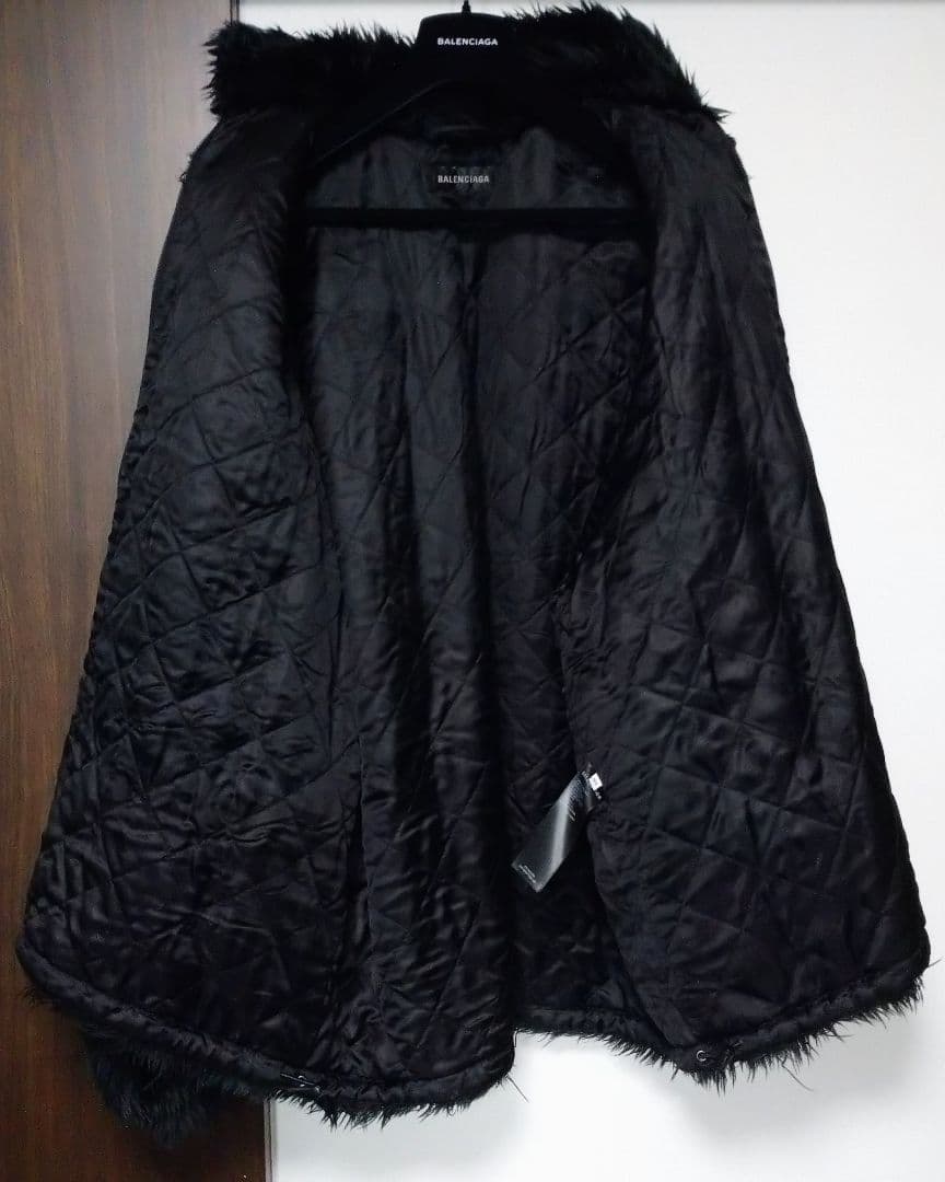 【値下げ】新品同様 バレンシアガ ファージャケット 中綿入り ロゴタブ付き 黒
