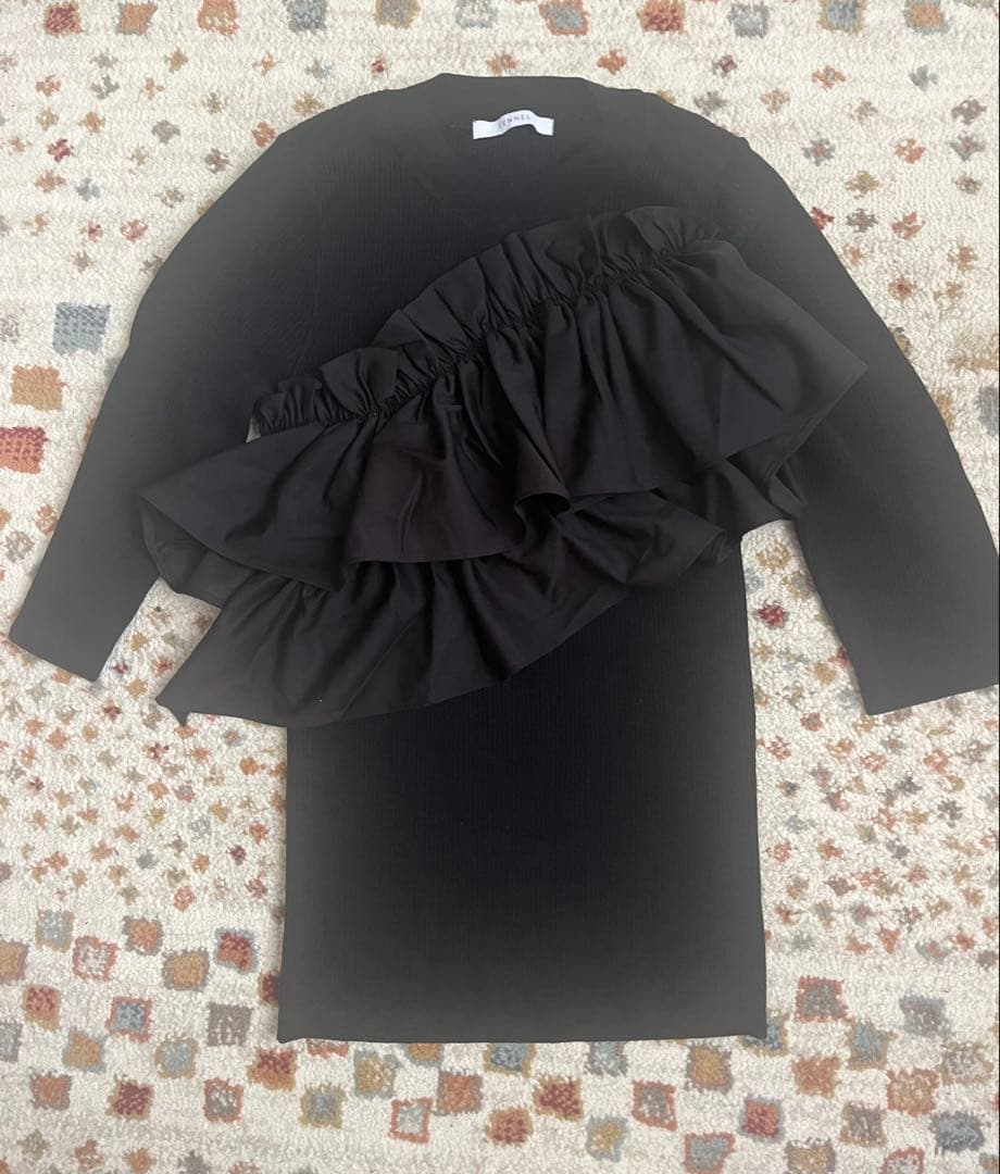 FENNELフリルデザイン ブラックトップス フリルビスチェリブニットトップス