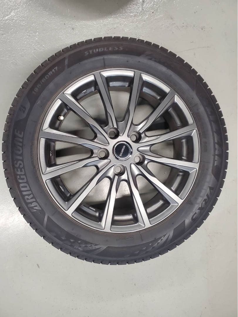 スタッドレスタイヤ195/60R17プリウス60系