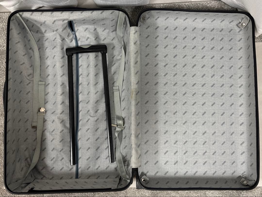 リモワ RIMOWA 82l キャリーケース ジャンク 黒2輪