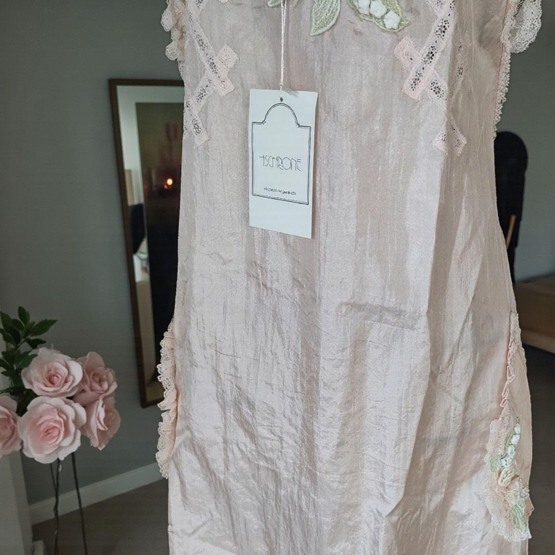 【新品未使用】ヒスクローネ さえら 花の刺繍のエプロン