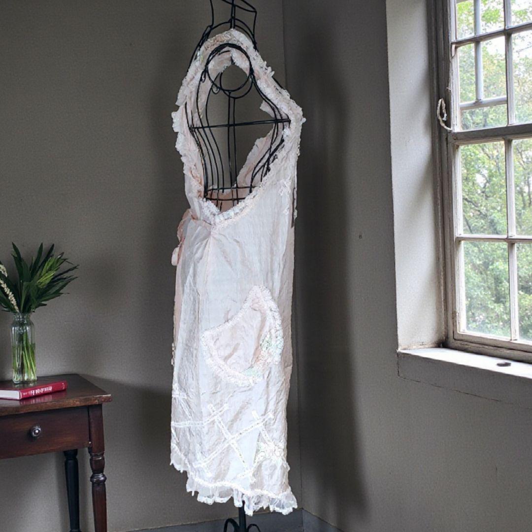 【新品未使用】ヒスクローネ さえら 花の刺繍のエプロン