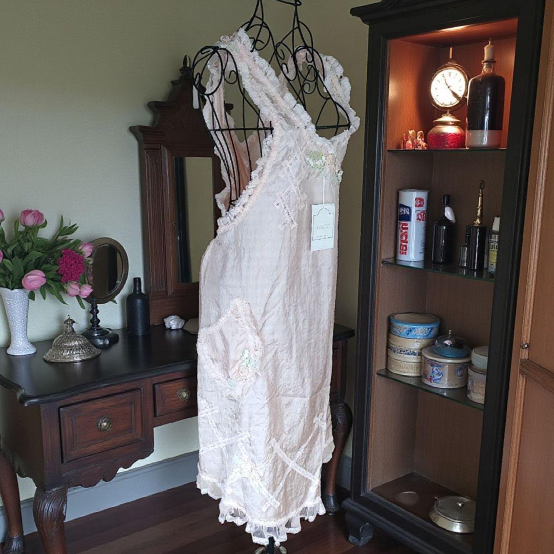 【新品未使用】ヒスクローネ さえら 花の刺繍のエプロン