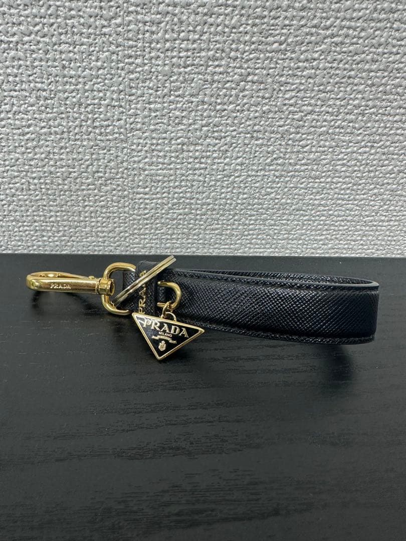 【プラダ】サフィアーノ ロゴプレート付き キーリング