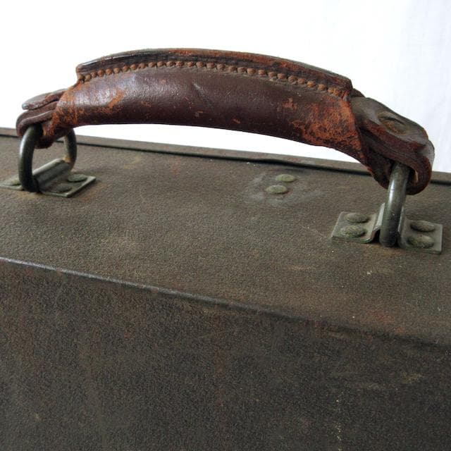 ビンテージ　軍用　ミリタリー　鉄製トランクケース　革ハンドル