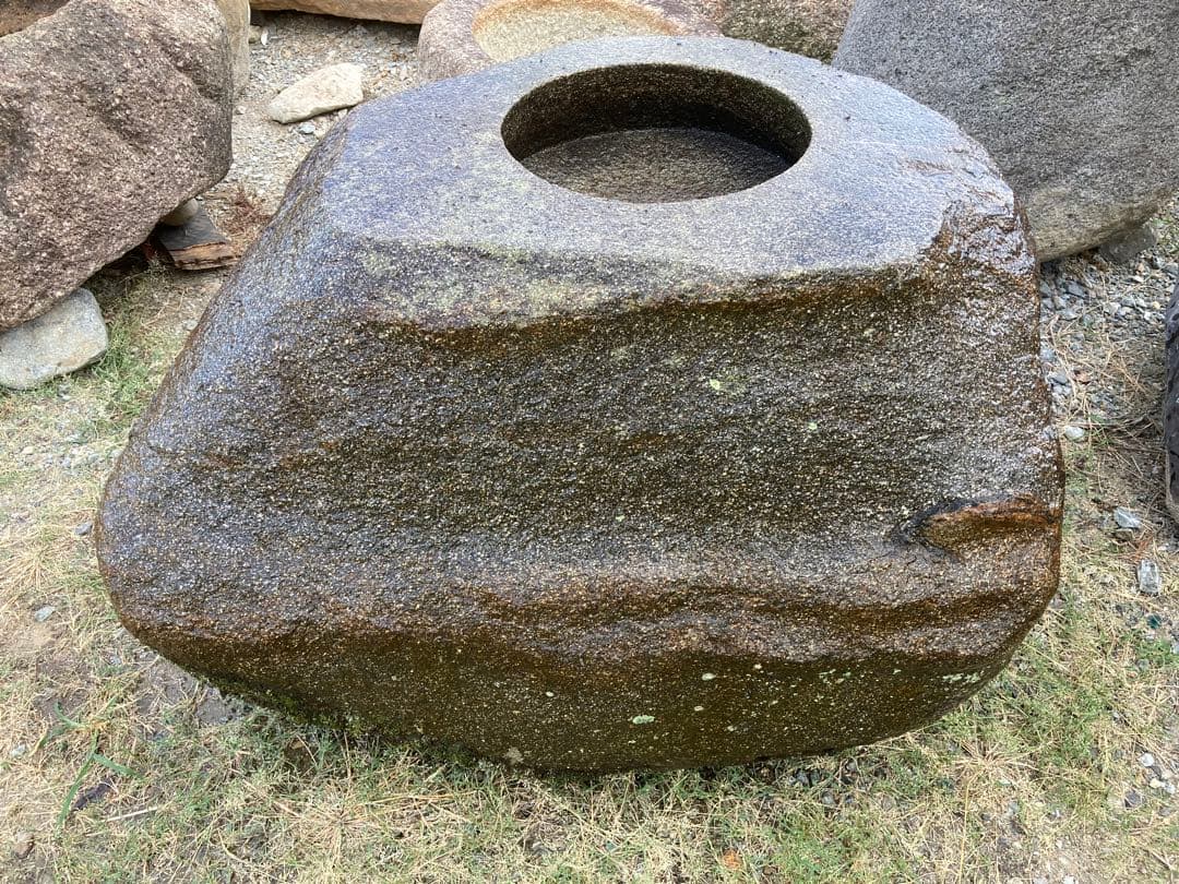 黒鞍馬石水鉢