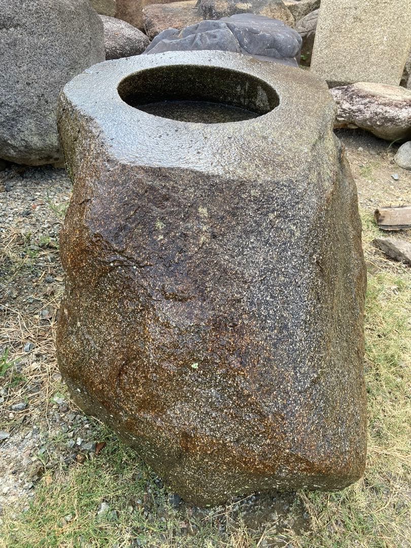黒鞍馬石水鉢