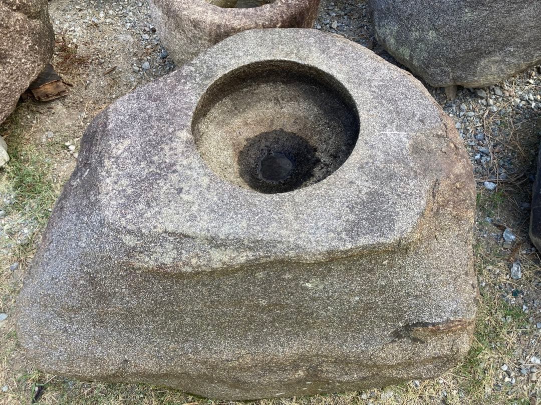 黒鞍馬石水鉢
