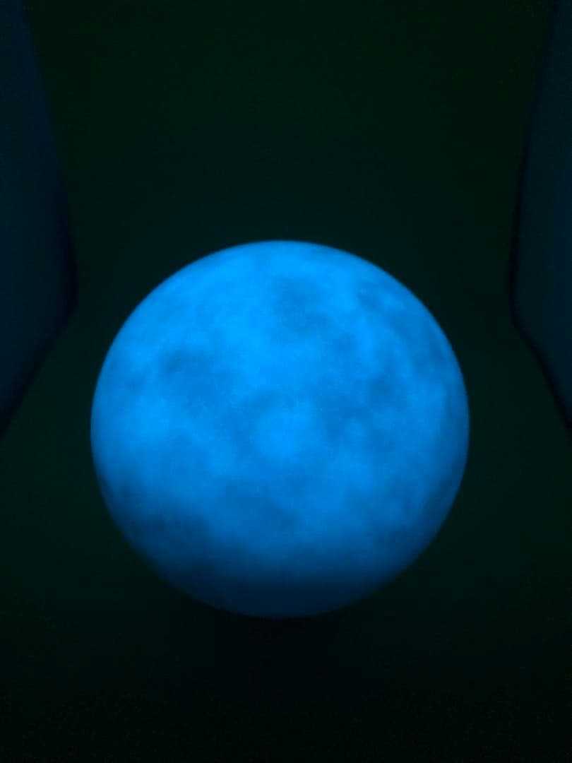 超綺麗不思議なブルー夜光丸玉 10cm回転可能な木製の台座付き2076-2/2