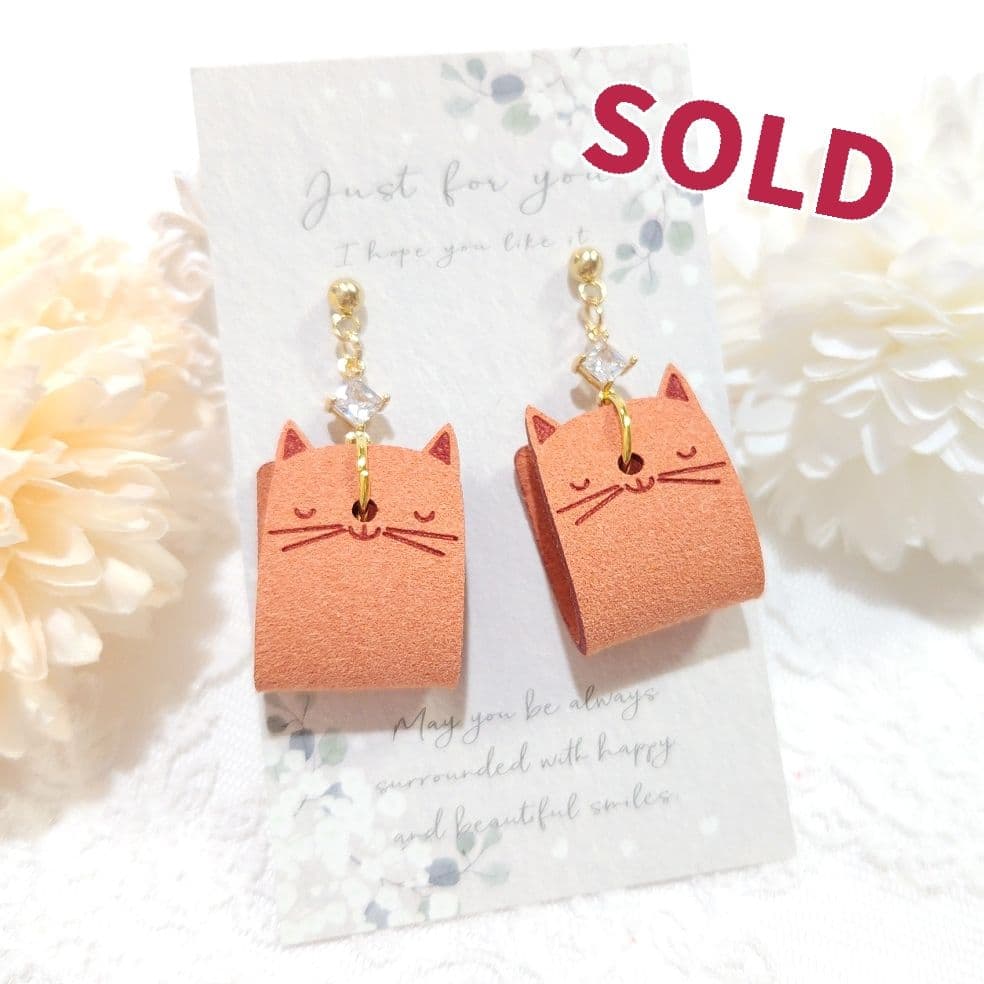 軽量 合成レザー 猫ちゃんとクリスタルガラスラインストーン ピアス