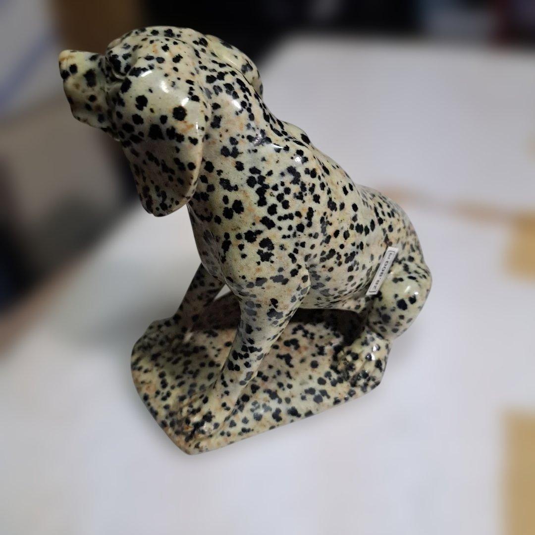 犬の石製置物 クリーム色と黒の斑点 約10cm