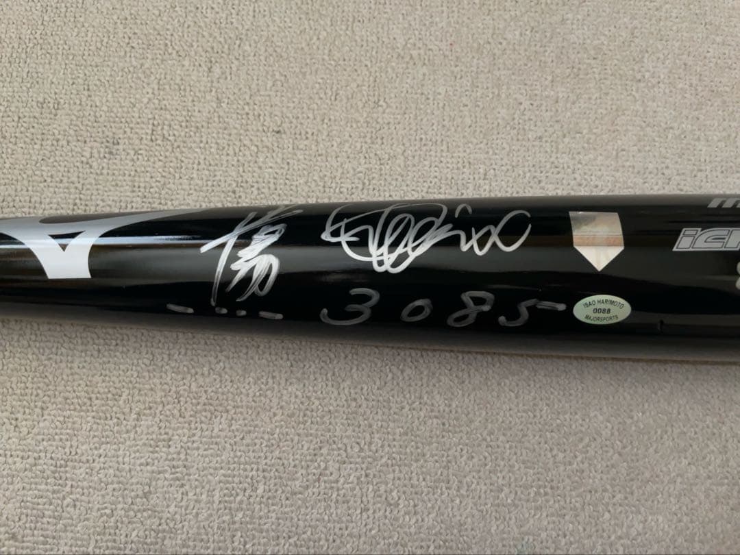 イチロー直筆サインバット　3085 100/88 張本勲Ｗサインバット