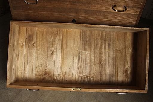 味のある木製の引き出し3段　チェスト　桐箪笥