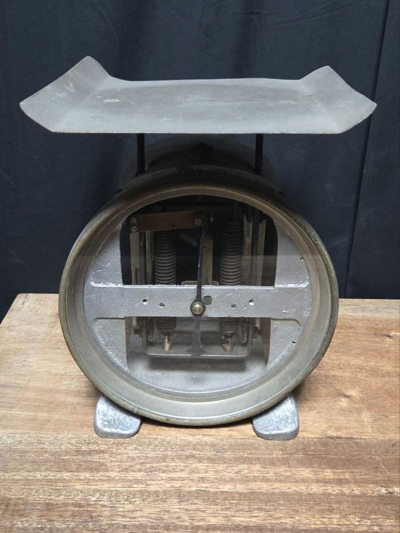 再出品　シンプルながらもアート性の高いシルバー色の昔の秤のオブジェ　アンティーク