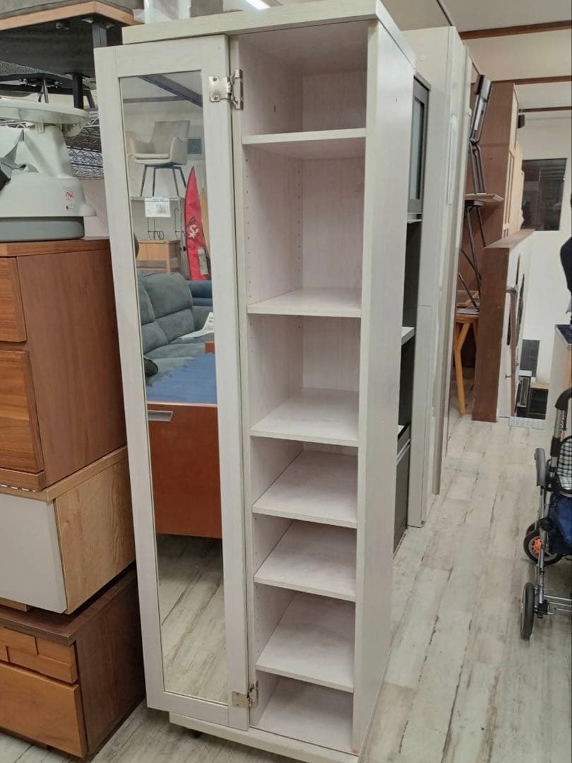 北九州市福岡市限定　ミラー付きキャビネット　衣類収納　キャスター付きで移動可能