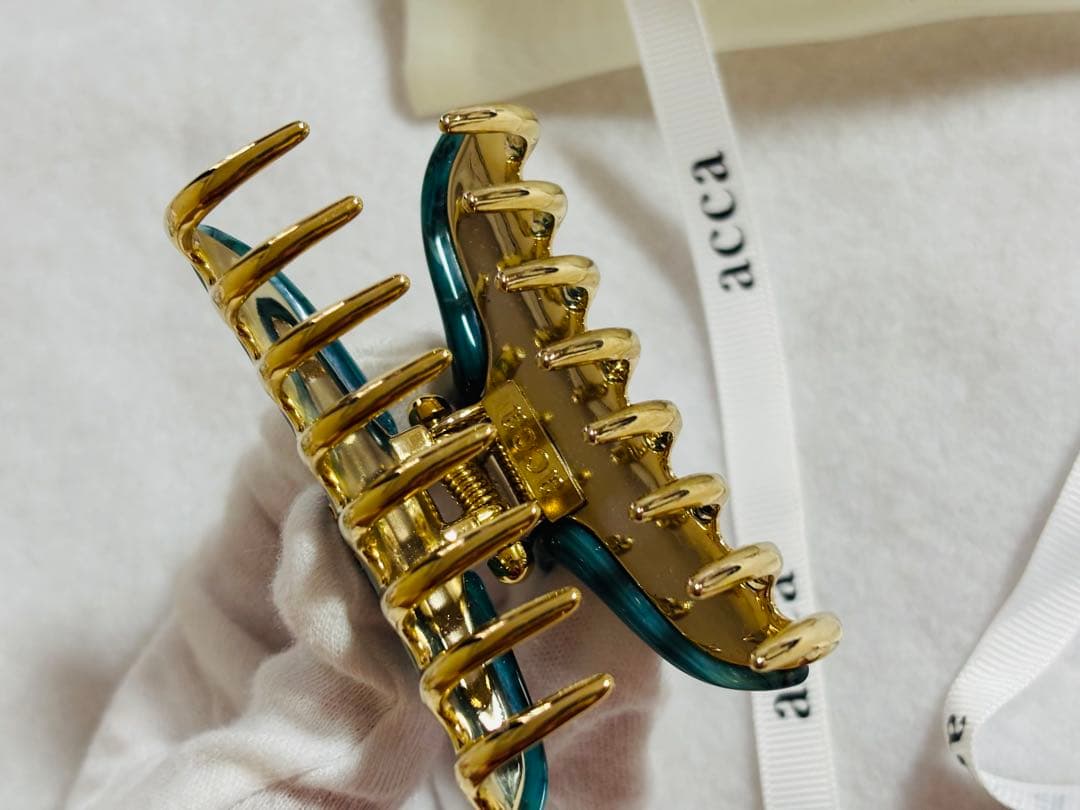 【極美品】アッカ acca クリップ スワロフスキー 三連　マーブル 青緑