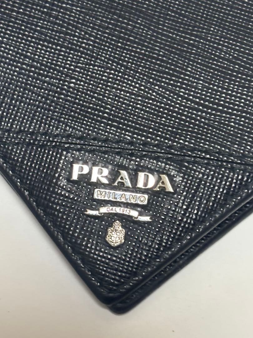 ✨極美品✨PRADA プラダ 二つ折り財布 三角プレート ブラック