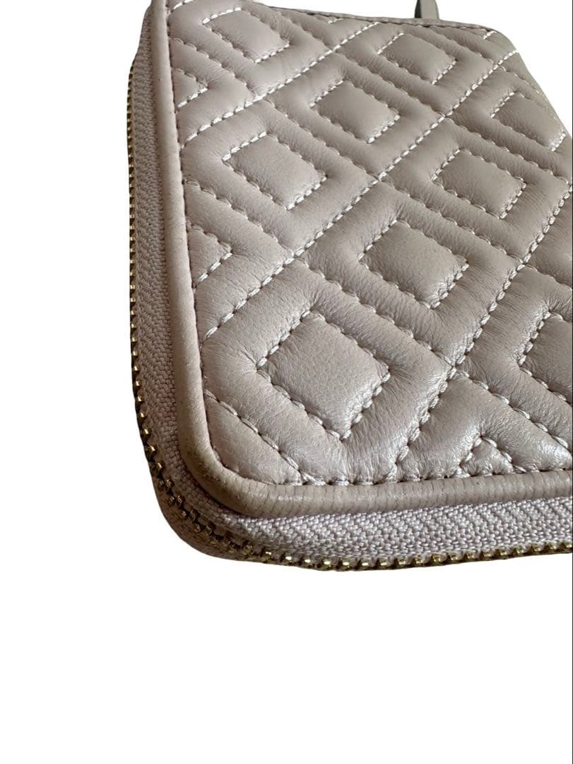 TORY BURCH キルティング 二つ折り財布，ピンクベージュ