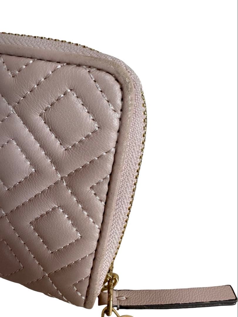 TORY BURCH キルティング 二つ折り財布，ピンクベージュ