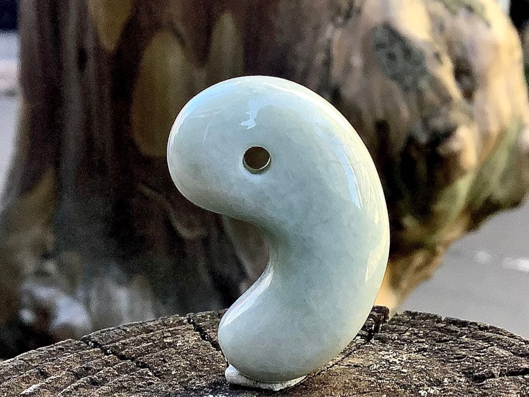 ✳赤褐色入り糸魚川翡翠アイスジェイド*高額勾玉　鑑定鑑別書付本物をお持ちください