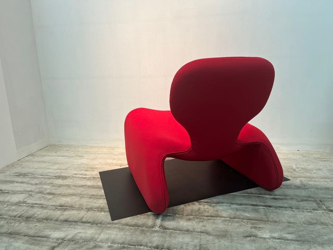 赤い曲線のチェアー スタンリーキューブリック作品2001年宇宙の旅映画に出てます