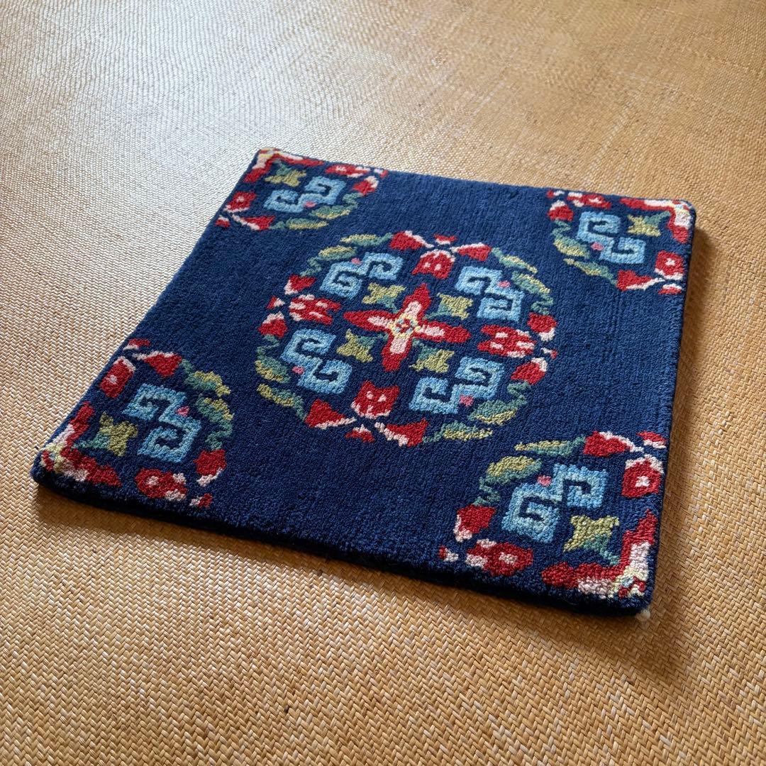 チベタンラグ　シートラグ　チェアマット　濃紺ベース