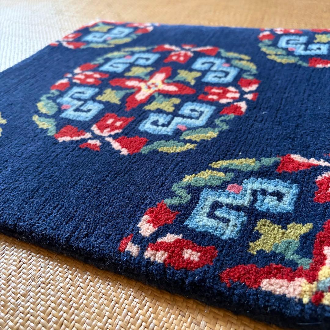 チベタンラグ　シートラグ　チェアマット　濃紺ベース