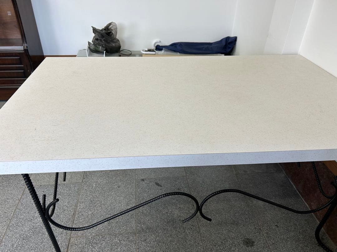 ダイニングテーブル 白い天板 黒い脚