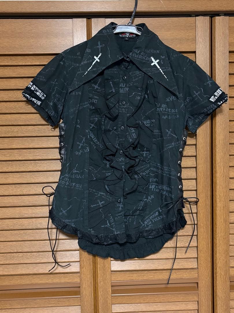 MAD PUNKS フリル付き黒シャツ 半袖